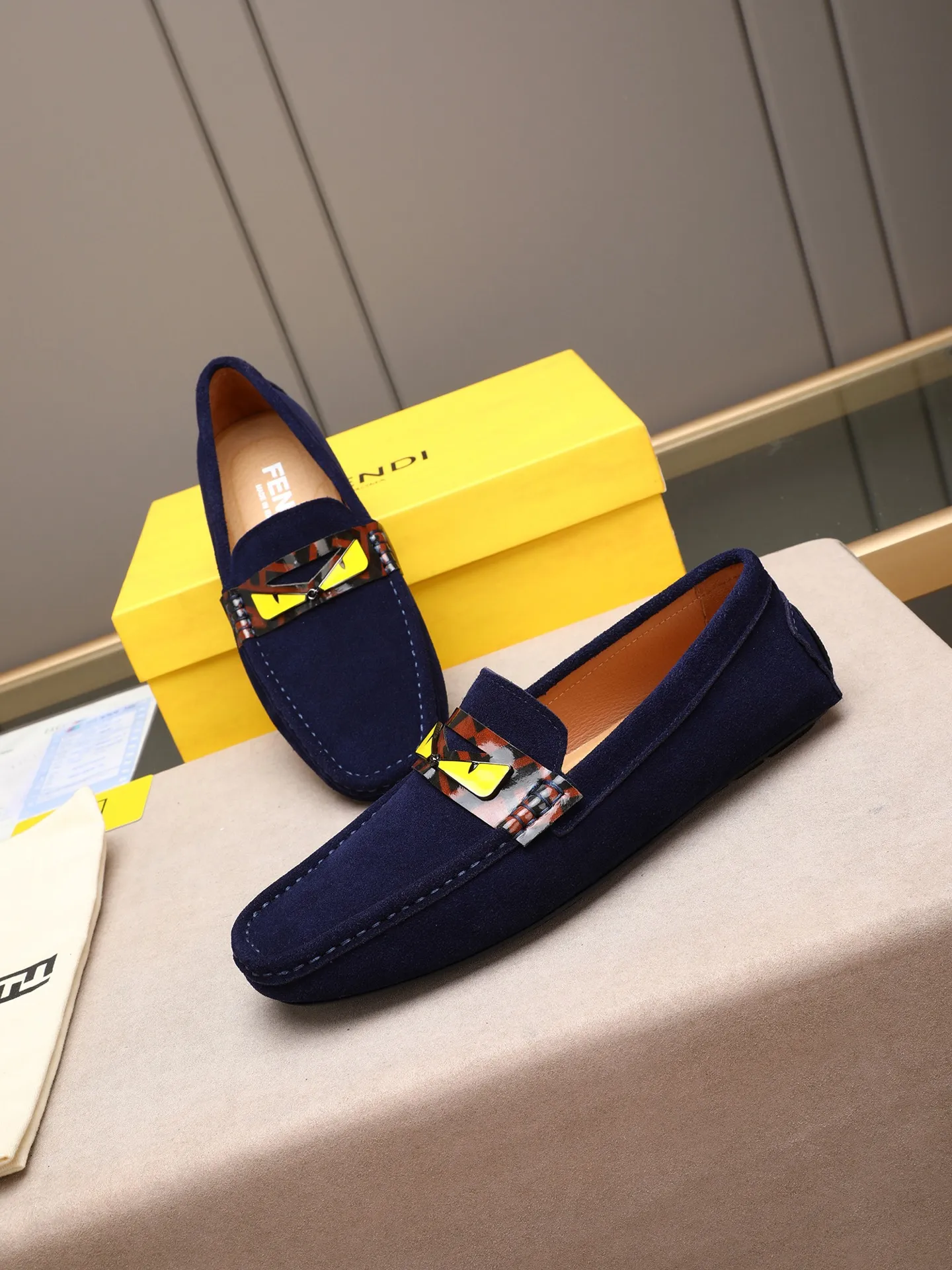 Men's shoes 💰400💰[FENDI] The little monster of Fendi F family, which is popular all over the world, is coming in a big way, the latest color, driving slip-on loafers, avant-garde and versatile fashion men's shoes, bun shoes, bean shoes👌👌👌 Private mold opening, 1:1 reproduction... The upper is made of first-layer cowhide, and the first-layer pigskin lining... is extremely comfortable, fashionable, simple, atmospheric and personalized [color] The side of the shoe is more refined, and the overall effect is handsome [ Turn in a circle][Turn in a circle]💭This hardware monster with eyes is not the popular version on the market🚳🚳Compared with the old model, it is more trendy, eye-catching and more classy🔰This summer, the little monster will subvert the old ideas and share the fashion with you🔱A must-have for fashionistas! Must keep it for yourself! Online outsole, high-end quality workmanship. Color: black, blue, white, red. Matching code: 38-44 (45 46 47 customized) (standard leather shoe size)